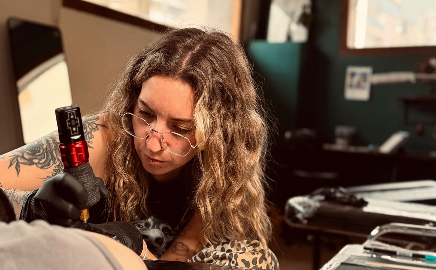 Moles tatuando
