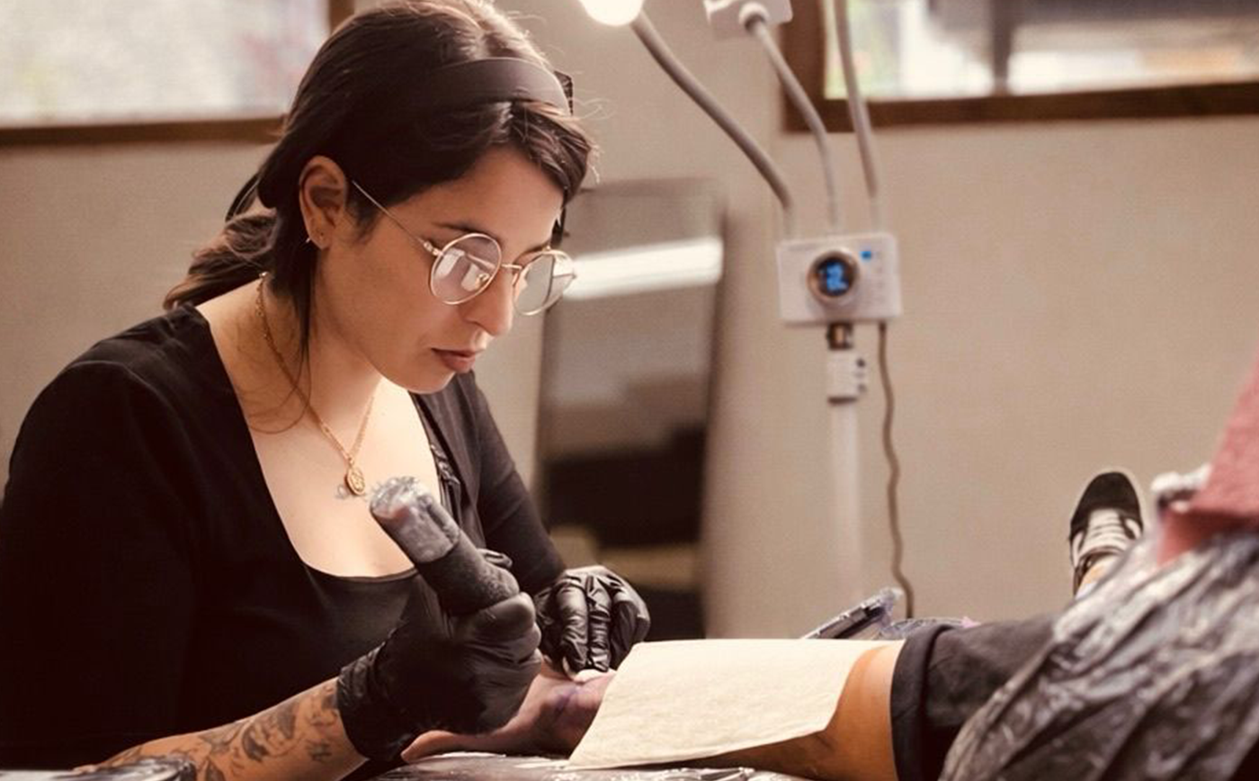 Paula Rosas tatuando
