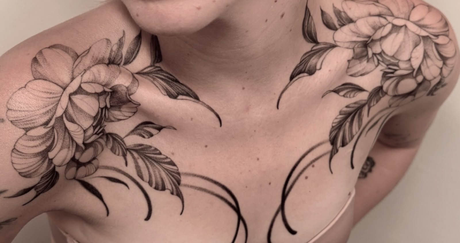 Tatuaje botánico de línea fina realizado en La Isabelina Tattoo Studio